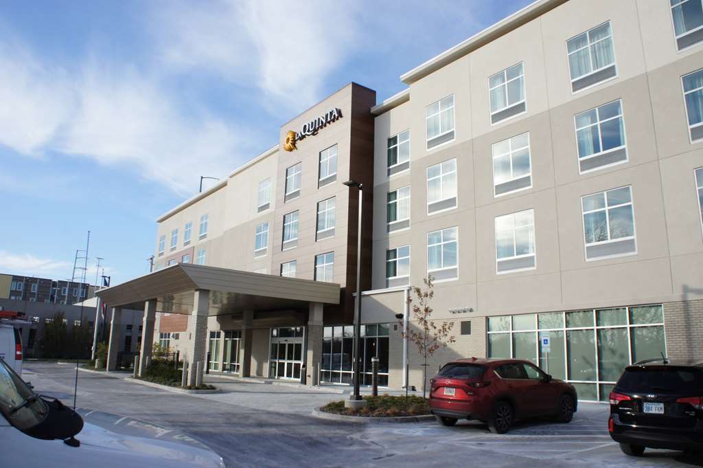 La Quinta Inn & Suites By Wyndham Kansas City Beacon Hill Exterior photo